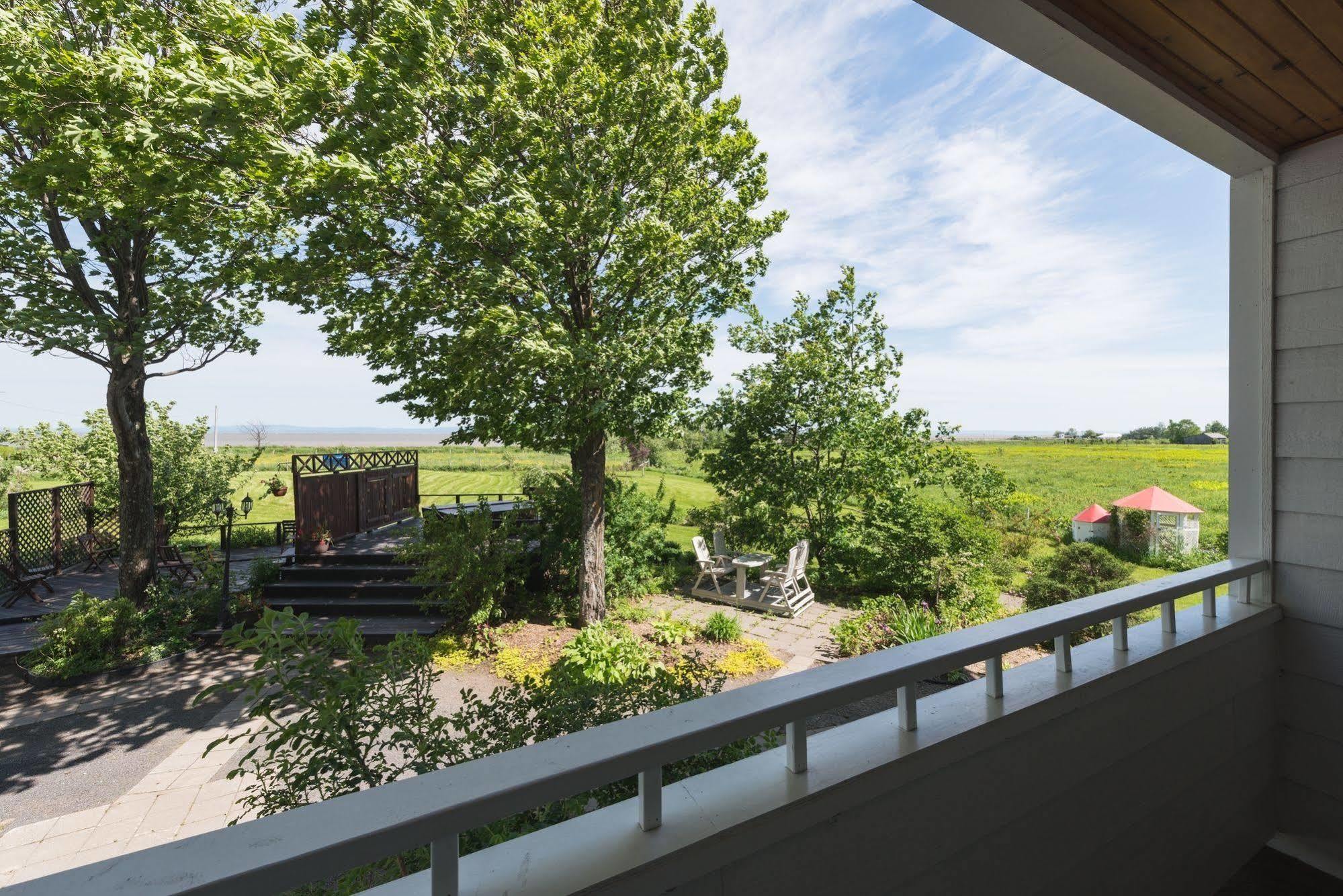 Auberge La Courtepointe Petite-Riviere-Saint-Francois Exterior photo